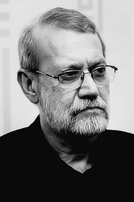 Parnassus1871's tweet photo. قریب به دو دهه است که جماعتی ملبّس به ردای غرب‌شیفتگی و نیز نوعی ناسیونالیسم غر‌ب‌محور باسمه‌ای، در پی قهرمان‌سازی از ناقهرمانان و هم‌زمان تخریب و مخدوش‌سازی چهره‌ی قهرمانان ملّی تاریخ معاصر هستند.

اینان با هزار و یک پشتک و وارو، تاریخ را تحریف یا به دلخواه تفسیر می‌کنند تا به جایی برسند که امروز رسیده‌اند؛ این که در کنار دولت‌های استعماری و توحّش امپریالیستی بایستند و برای ویران‌سازی وطنی که ندارند، هورا بکشند.

می‌بینید که در میانه‌ی همین‌ جنگ نابرابر و متجاوزانه علیه ایران، چگونه یک فراماسون معتمد قدرت‌های استعماری روزگار را با شعبده‌بازی در برابر سربازان دلیر و خردمند وطن قرار می‌دهند و در حالی که برای ترور دومی کِل می‌کشند، اولی را آرزو می‌کنند.

ذکاءالملک واقعی، #علي_لاريجانى بود که تا لحظه‌ی شهادت، سرباز جان‌برکف میهن‌اش بود؛ و نه فروغی سیّاس و خدمتگزار بندباز بیگانگان.

و تاریخ گواه است که این خاک، سرباز کم ندارد؛ سربازهای ایران، در میانه‌ی هر جنگ میهنی و بحران وجودی کشور برمی‌خیزند، آبدیده می‌شوند، به خاک می‌افتند، و دوباره برمی‌خیزند... این پرچم گلگون شده از خون رزمندگان میهن، هرگز بر زمین نمی‌افتد.

تصویر:
ذکاءالملک دروغین Vs. ذکاء‌الملک راستین