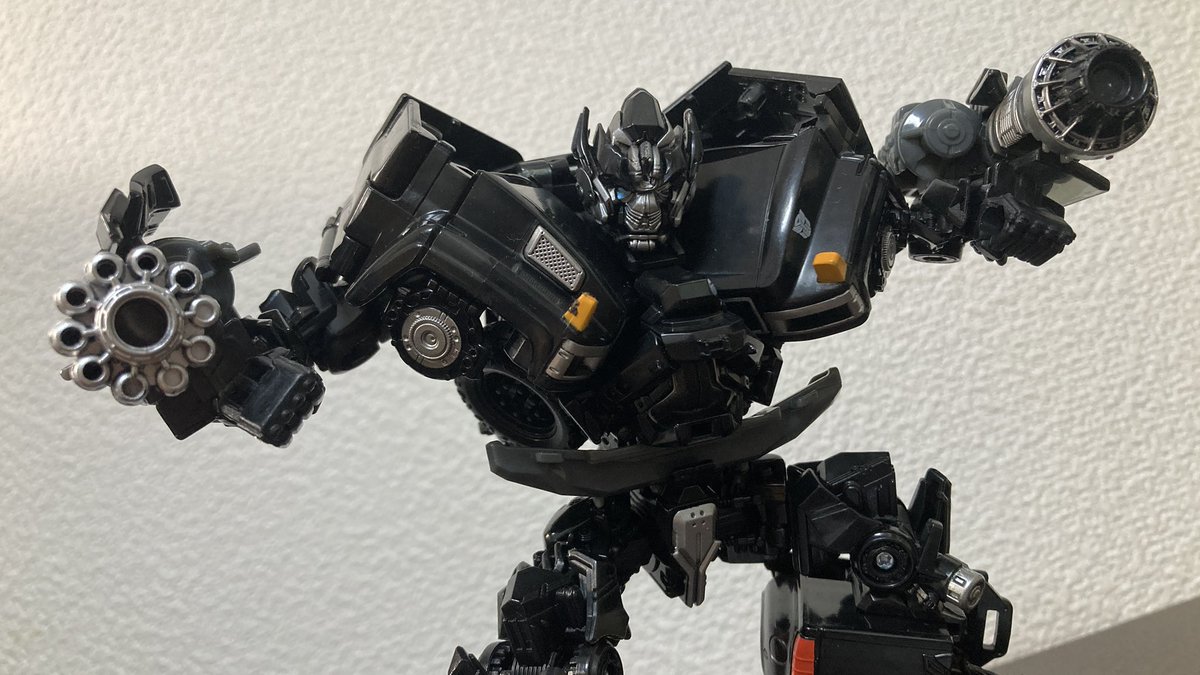 kiriko_3141592's tweet photo. トランスフォーマー スタジオシリーズ SS-15 アイアンハイド
人生初ベイバースのアイちゃん、ネットで見慣れていただけに実物の良い意味でおもちゃ感ある触り心地と造形のクオリティにビックリ。そりゃプレミア価格が多いわけだ…
あと劇中でも顔アップのシーンが多かったから、鋭い目つきに大満足！ https://t.co/hH4ExG1zvM
