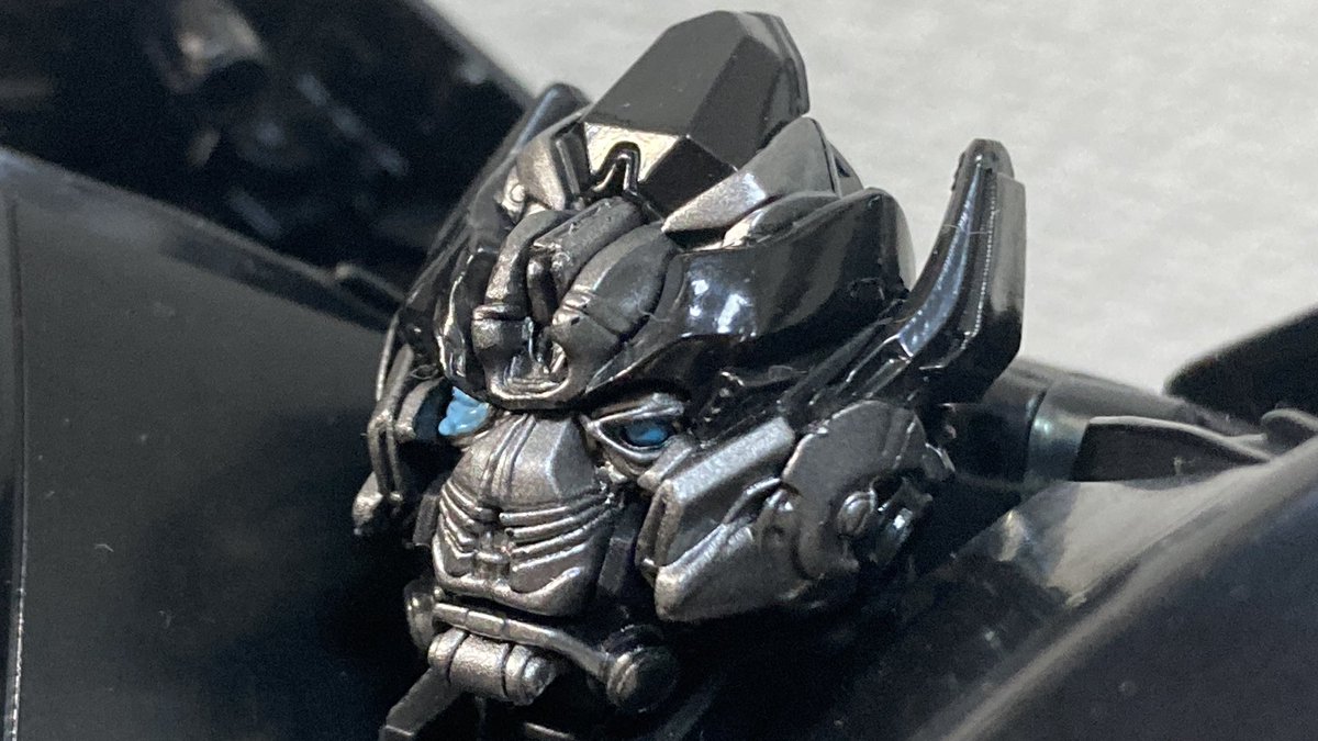 kiriko_3141592's tweet photo. トランスフォーマー スタジオシリーズ SS-15 アイアンハイド
人生初ベイバースのアイちゃん、ネットで見慣れていただけに実物の良い意味でおもちゃ感ある触り心地と造形のクオリティにビックリ。そりゃプレミア価格が多いわけだ…
あと劇中でも顔アップのシーンが多かったから、鋭い目つきに大満足！ https://t.co/hH4ExG1zvM