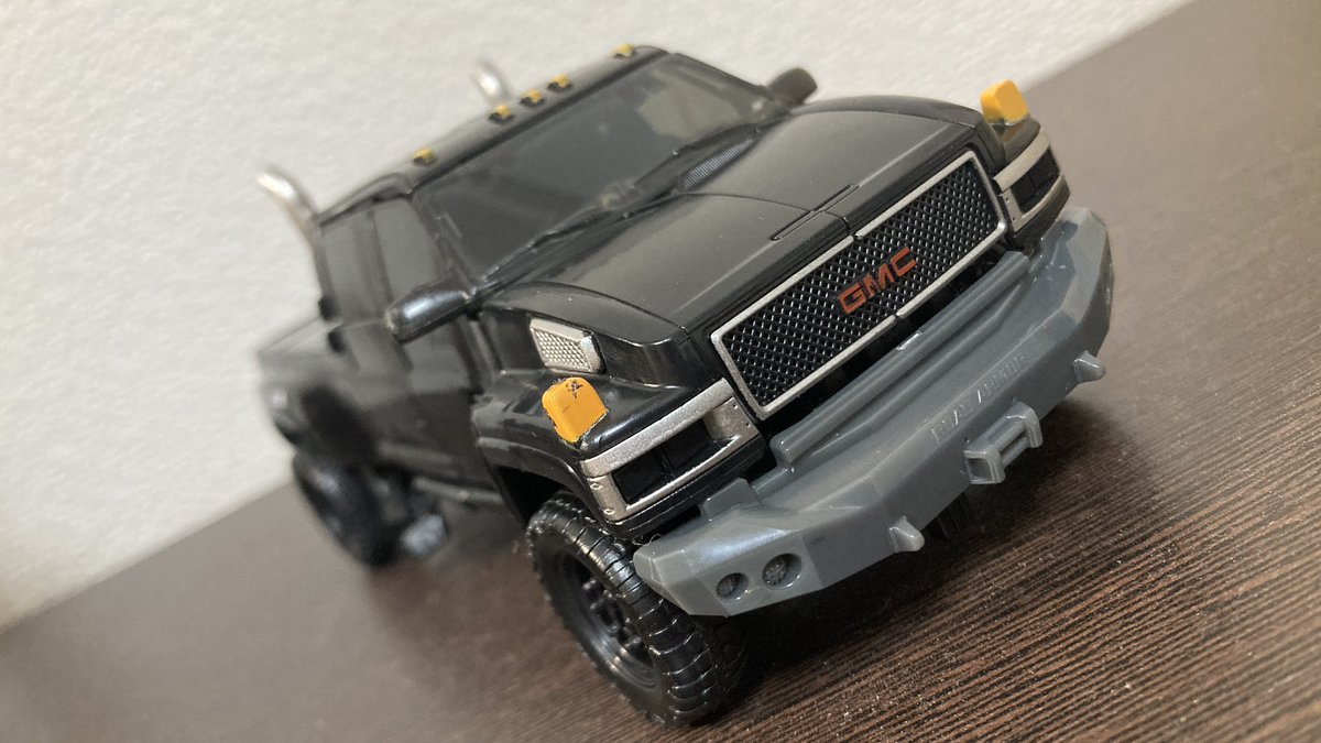 kiriko_3141592's tweet photo. トランスフォーマー スタジオシリーズ SS-15 アイアンハイド
人生初ベイバースのアイちゃん、ネットで見慣れていただけに実物の良い意味でおもちゃ感ある触り心地と造形のクオリティにビックリ。そりゃプレミア価格が多いわけだ…
あと劇中でも顔アップのシーンが多かったから、鋭い目つきに大満足！ https://t.co/hH4ExG1zvM