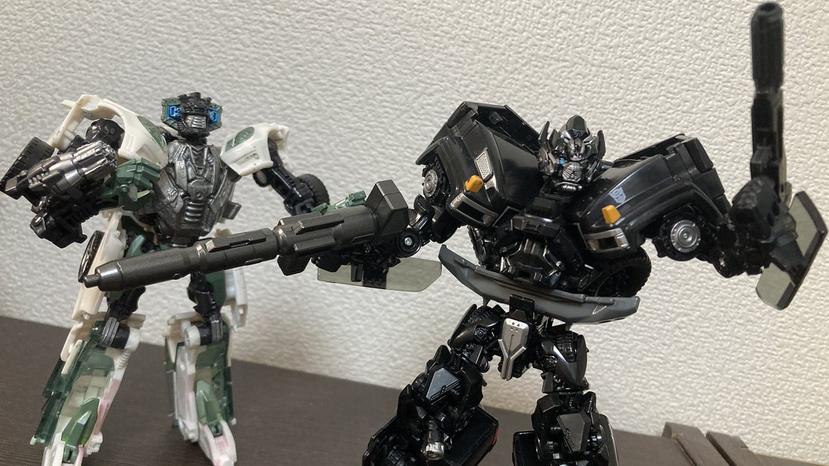 kiriko_3141592's tweet photo. トランスフォーマー スタジオシリーズ SS-15 アイアンハイド
人生初ベイバースのアイちゃん、ネットで見慣れていただけに実物の良い意味でおもちゃ感ある触り心地と造形のクオリティにビックリ。そりゃプレミア価格が多いわけだ…
あと劇中でも顔アップのシーンが多かったから、鋭い目つきに大満足！ https://t.co/hH4ExG1zvM