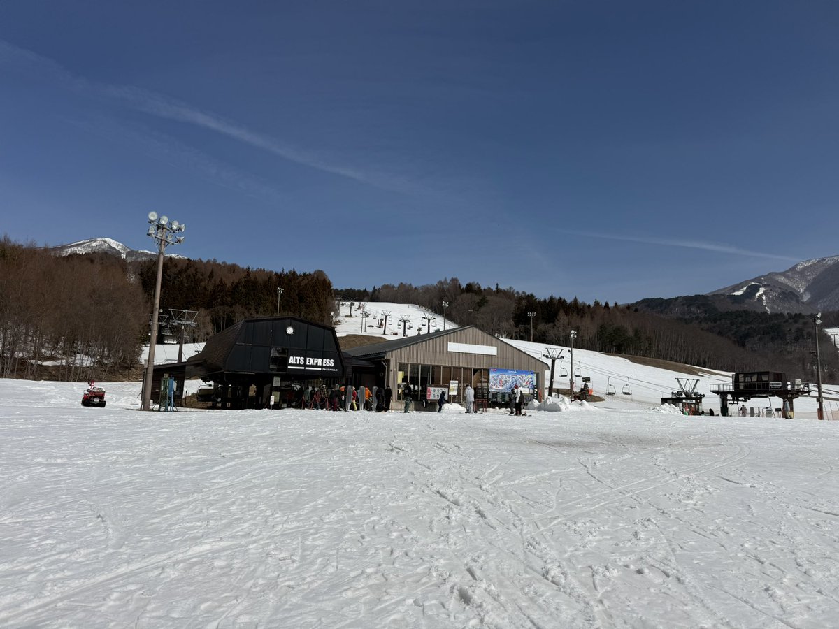 R0002Wgon's tweet photo. 先週と今週はネコマへ🏂
今日の朝は車両火災で強制、福島飯坂で降ろされ通勤ラッシュにあたって遅めのインだったし板は走らないし、、車はブレーキ固着してそのまま車屋へ😭えーん
でも先週食べたケバブや今日ハニービー寄って食べたジェラートは美味しかった🥺✨ https://t.co/EWkB2e1UJN