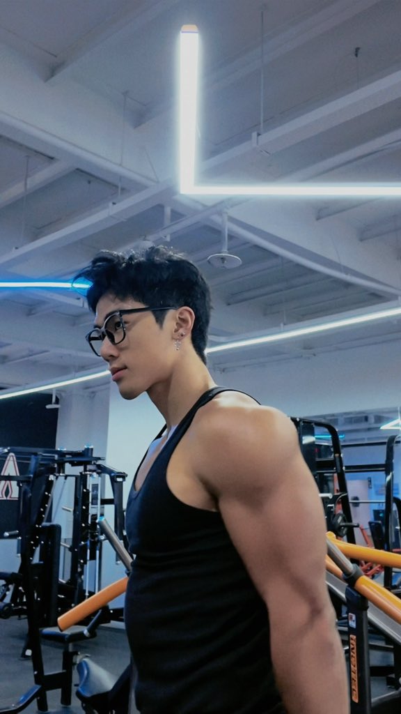 别看我小 tweet media