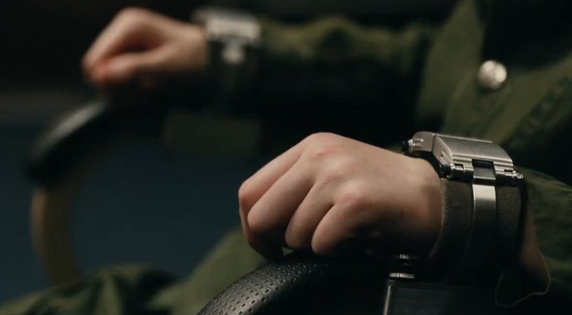 sprmtual's tweet image. a personagem da sadie estando presa aqui me deixa intrigada. ela foi presa antes ou depois de ir a casa do peter? pq existe uma cena dela sendo capturada do meio da rua. pra mim a teoria é que ela foi pedir a ajuda ao peter/homem aranha pq sabe quem ele é de verdade