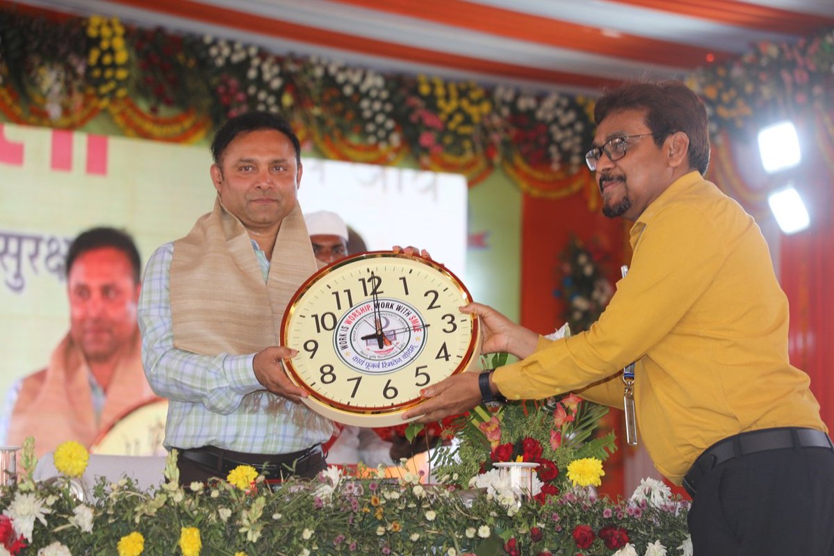 Bau_sabour's tweet photo. किसानों का उत्सव: राष्ट्रीय किसान मेला 2026 का सफल समापन ।
बिहार कृषि विश्वविद्यालय, सबौर में आयोजित तीन दिवसीय राष्ट्रीय किसान मेला-सह-प्रदर्शनी 2026 का सफल एवं गरिमामयी समापन हुआ। इस ऐतिहासिक आयोजन में लगभग 50-55 हजार लोगों की सहभागिता रही तथा 163 से अधिक संस्थानों/स्टॉलों का सहयोग प्राप्त हुआ, जिसने इसे ज्ञान, नवाचार और प्रेरणा का एक अद्भुत मंच बना दिया।
समापन समारोह में भागलपुर प्रमंडल के आयुक्त श्री अवनीश कुमार सिंह एवं जिला पदाधिकारी डॉ. नवल किशोर चौधरी मुख्य अतिथि के रूप में उपस्थित रहे।
इस अवसर पर नवाचारी किसानों को सम्मानित कर उनके उत्कृष्ट कार्यों को सराहा गया। मुंगेर की श्रीमती पूनम देवी, भागलपुर की बबीता कुमारी, श्री विजय कुमार सिंह एवं बंदना कुमारी जैसे किसानों ने अपने नवाचारों से नई दिशा दिखाई। 🌱
मेले में लगाए गए विभिन्न स्टॉलों का मूल्यांकन कर उत्कृष्ट प्रतिभागियों को पुरस्कृत किया गया। साथ ही, इस आयोजन के प्रभावी प्रचार-प्रसार में महत्वपूर्ण भूमिका निभाने वाले मीडिया प्रतिनिधियों एवं पत्रकारों को भी सम्मानित किया गया।
माननीय कुलपति डॉ. डी. आर. सिंह ने अपने अध्यक्षीय संबोधन में कहा बिहार कृषि विश्वविद्यालय किसानों का मंदिर है, जिसका द्वार सदैव किसानों के लिए खुला है।
मुख्य अतिथि श्री अवनीश कुमार सिंह ने छोटे एवं सीमांत किसानों की आय बढ़ाने हेतु सरल, सुलभ एवं व्यावहारिक तकनीकों के विकास पर बल दिया, वहीं जिला पदाधिकारी डॉ. नवल किशोर चौधरी ने ऐसे किसान मेलों के नियमित आयोजन को कृषि प्रगति के लिए अत्यंत आवश्यक बताया।
#BAUSabour #KisanMela2026 #FarmersEmpowerment #InnovationInAgriculture #Bihar 
@dmbhagalpur