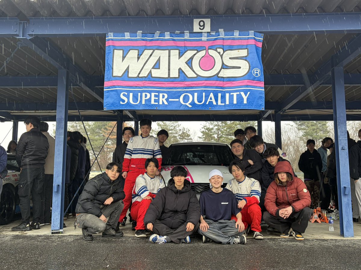 oueac's tweet photo. 全関西学生ジムカーナ、新規定の部 男子団体3位でした！！

全日本大会でも更に良い成績を残せるよう精進して参ります！

 #自動車部
 #ワコーズ
 #WinmaX
 #OUEAC
 #大阪経済大学
 #春から大経大 https://t.co/1LTNwlkrSD