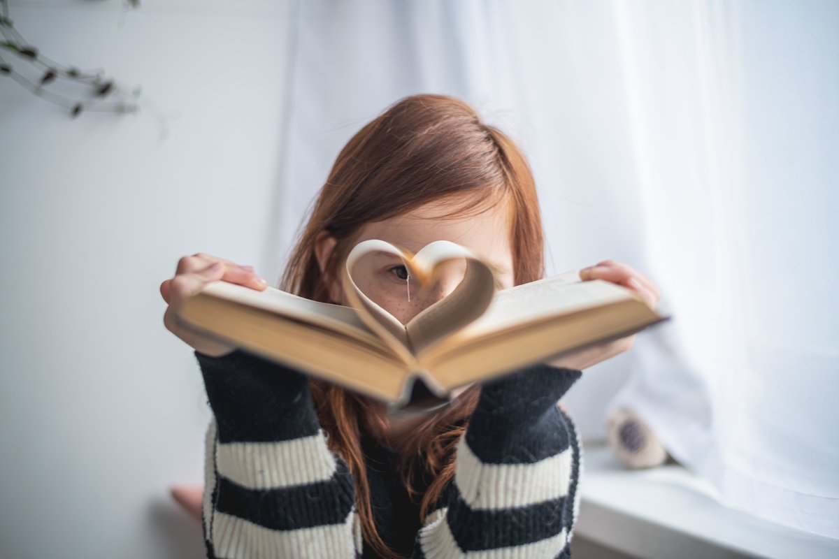 pibank_es's tweet photo. “Siempre imaginé que el paraíso sería algún tipo de biblioteca.” — Borges
Feliz Día del Libro a todos los que encuentran mundos enteros entre páginas. #23Abril #DiaDelLibro https://t.co/lTssskj1Bg