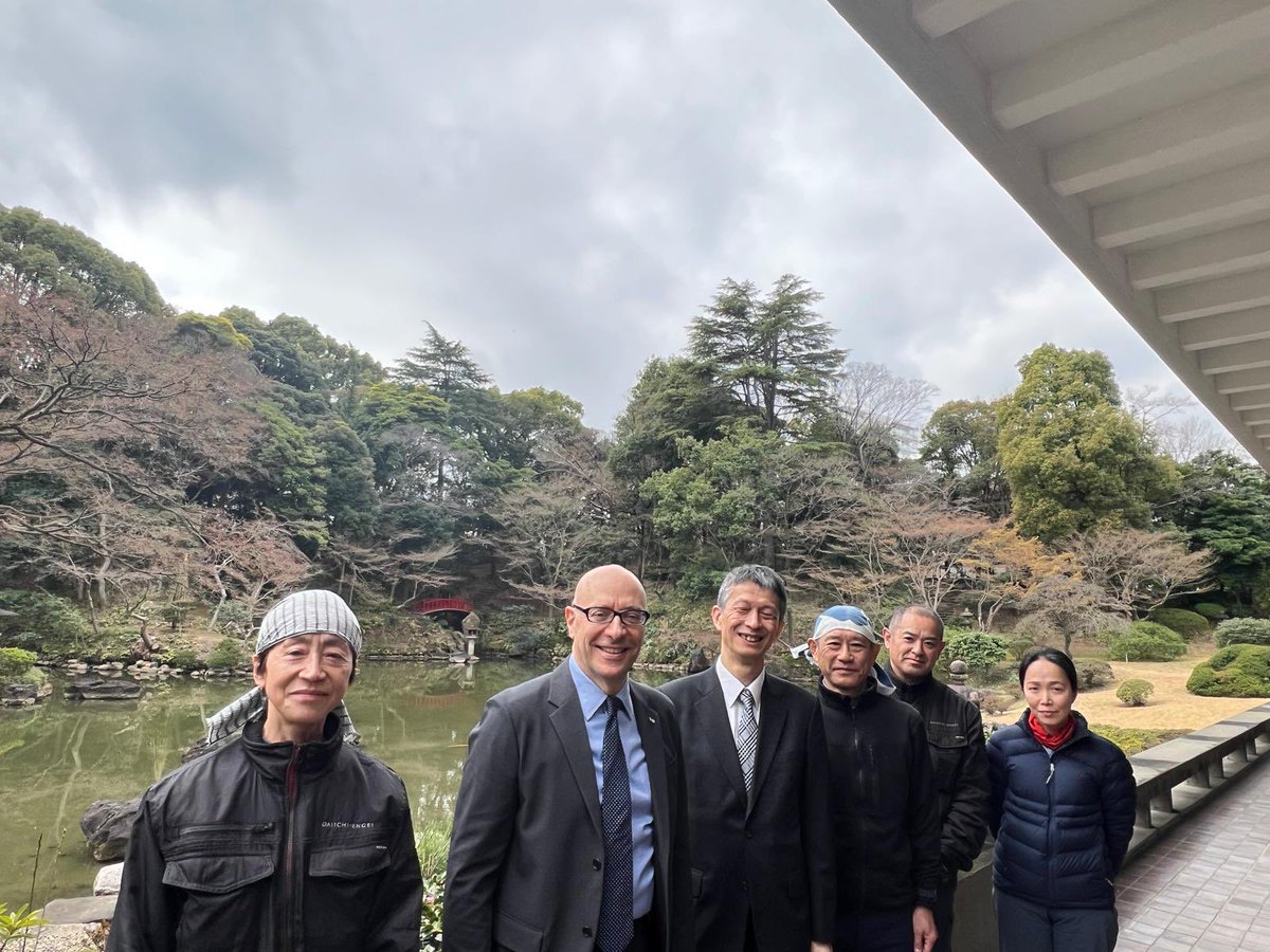 mariovattani's tweet image. Un #grazie sincero ai giardinieri di Daiichi-Engei per la professionalità con cui curano da anni il giardino della nostra Ambasciata a #Tokyo. Un’azienda storica legata a #Mitsui e custode della storia che unisce #Italia e #Giappone. 🌸 
#ItaliaGiappone #第一園芸 #イタリア大使館