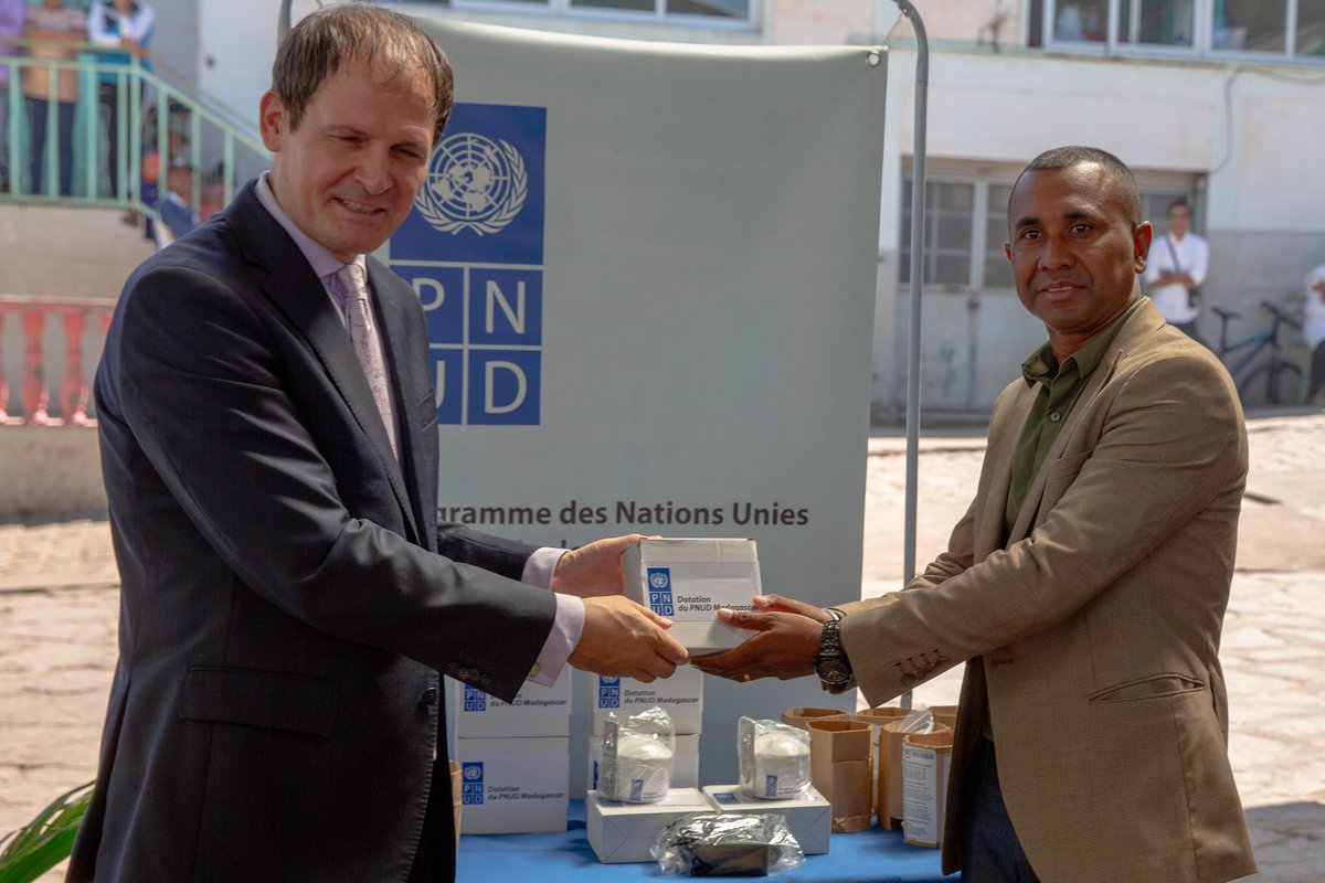 PNUD_Madagascar's tweet photo. À Andralanitra,@UNDP représenté par Dr @ChristowEdward, a remis des capteurs de suivi de la qualité de l’air au Ministère de l’Environnement et du Développement Durable 🇲🇬 #MEED
Ils seront installés à #Antananarivo et #Toamasina
#QualitéDeLair #ODD #Pollution https://t.co/N3YcIp5S8i