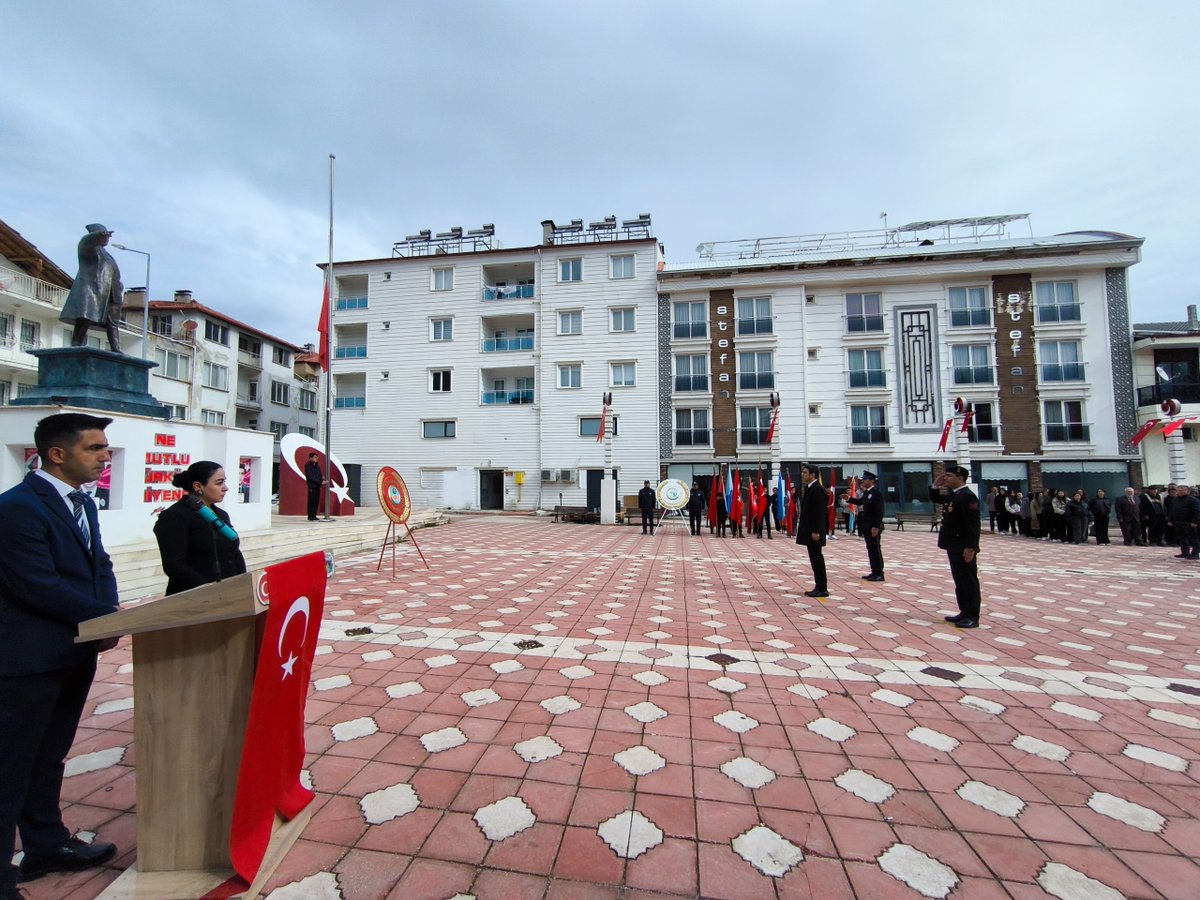 TefenniMem's tweet photo. 18 MART ÇANAKKALE ZAFERİ VE ŞEHİTLERİ ANMA GÜNÜ KUTLANDI.
Atatürk anıtına çelenklerin sunulmasıyla başlayan tören Müdürlüğümüz adına İbrahim Kafesoğlu Anadolu Lisesi öğrenci ve öğretmenlerinin hazırlamış olduğu ve katılımcıların beğeniyle izlediği program ile sona erdi. https://t.co/V7oijpcWIy