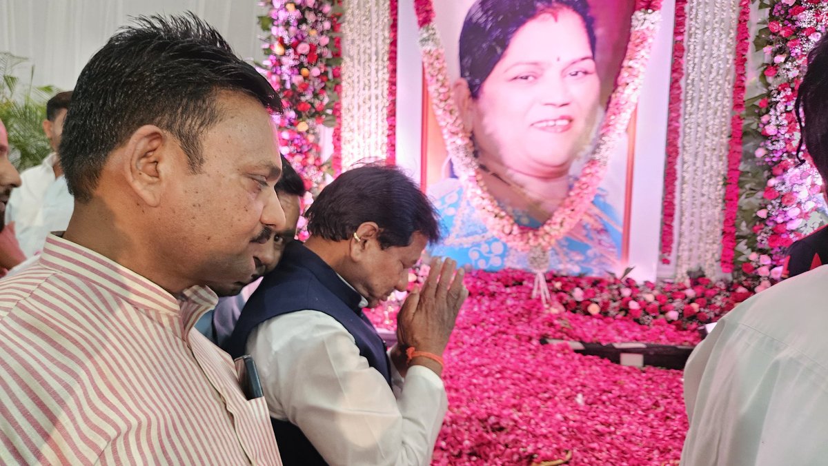 कांग्रेस के वरिष्ठ नेता, मध्य प्रदेश सरकार के पूर्व मंत्री श्री <a href="/sajjanvermaINC/">Sajjan Singh Verma</a> जी की धर्मपत्नी श्रीमती सुभद्रा वर्मा जी के देहावसान उपरांत इंदौर पहुंचकर उनके छायाचित्र पर पुष्पांजलि अर्पित कर शोक संवेदनाएं व्यक्त की।

ईश्वर से प्रार्थना है की दिवंगत आत्मा को अपने श्री चरणों में