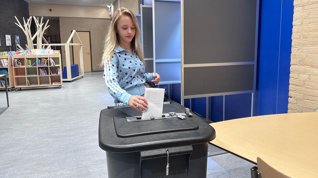 L1_Nieuws's tweet photo. Emma Kok stemt voor het eerst bij gemeenteraadsverkiezingen https://t.co/bkmXrRQCEV https://t.co/1lqidCBOyH