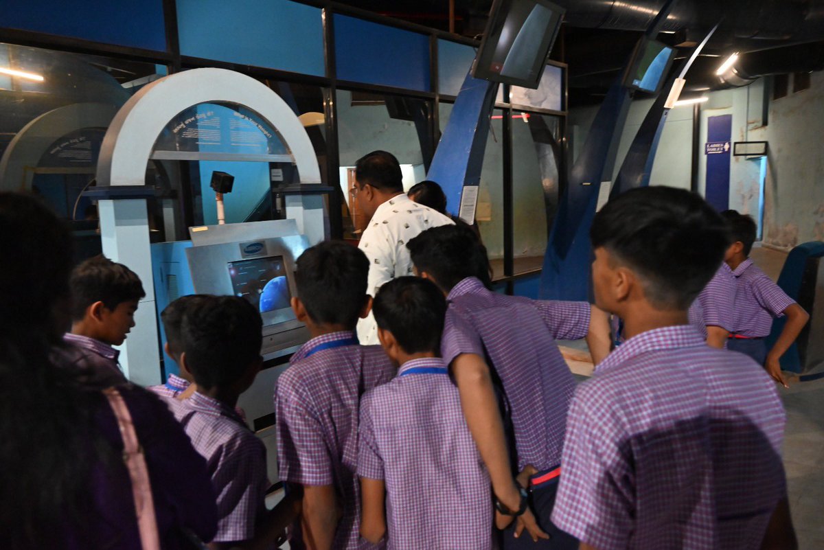 GujScienceCity's tweet image. વિજ્ઞાન હવે બોરિંગ નથી!
ગુજરાત સાયન્સ સિટીમાં દરેક એક્ઝિબિટ તમને વિચારવા, સમજવા અને ખુદ અજમાવવા માટે પ્રેરિત કરે છે. આવો, જુઓ, સમજો… અને વિજ્ઞાન સાથે મજાનો અનોખો અનુભવ માણો!
#ScienceIsFun #ExploreAhmedabad #Edutainment #KidsLearning @PMOIndia @CMOGuj @GovernorofGuj @IndiaDST