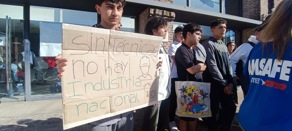 LT8 am830 tweet media