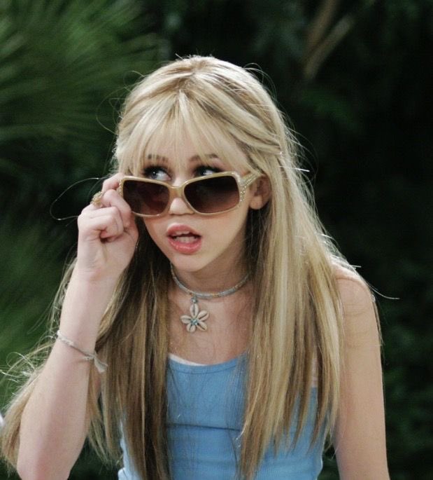 TudoMiley's tweet photo. A Disney queria que Hannah Montana revelasse o segredo já nos 3 primeiros episódios, revela roteirista.

— “Disseram: ‘é só uma peruca loira, não sustenta 100 episódios’. Respondi: nunca. Esse é o conceito. Se aceitam Clark Kent, aceitam Hannah Montana.” https://t.co/VU6hwqdHn9
