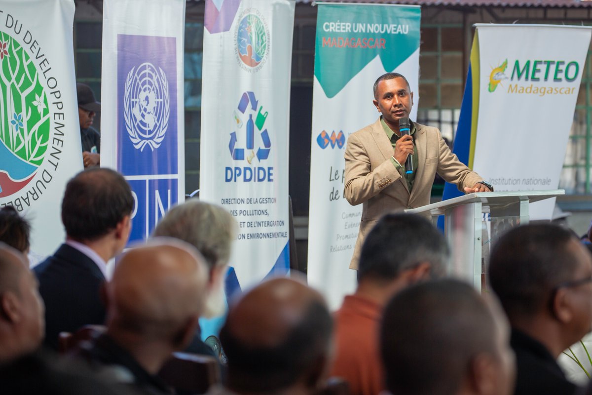 PNUD_Madagascar's tweet photo. À Andralanitra,@UNDP représenté par Dr @ChristowEdward, a remis des capteurs de suivi de la qualité de l’air au Ministère de l’Environnement et du Développement Durable 🇲🇬 #MEED
Ils seront installés à #Antananarivo et #Toamasina
#QualitéDeLair #ODD #Pollution https://t.co/N3YcIp5S8i