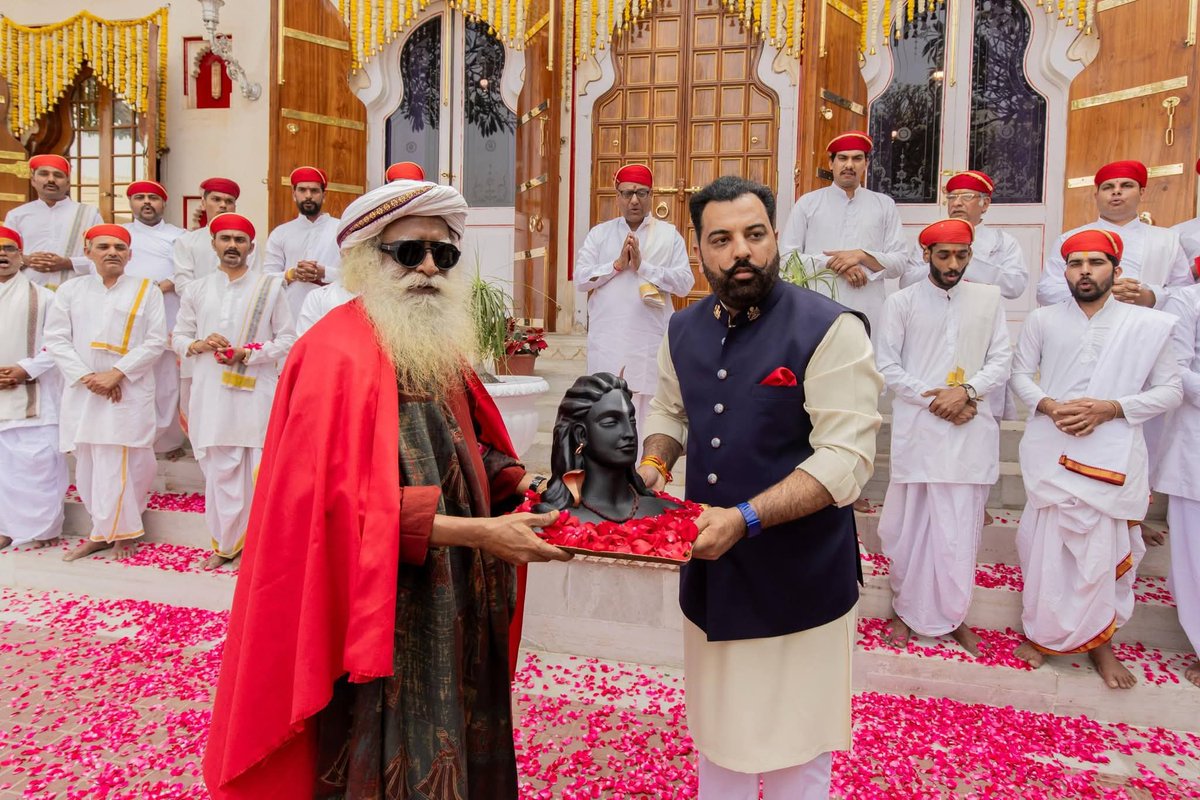 डॉ. लक्ष्यराज सिंह मेवाड़ ने सद्गृरु के उदयपुर पहुँचने पर ‘गुरु-शिष्य’ की मेवाड़ी परम्परा के अनुसार स्वागत-सत्कार कर उन्हें आदर-सम्मान प्रदान किया।