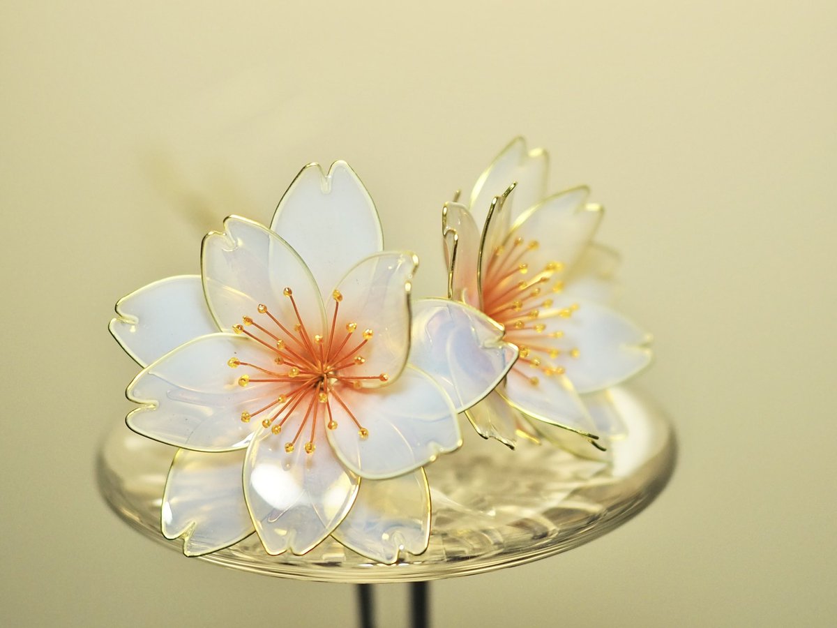 八重桜 〜花重〜

ひとひら、またひとひら。
春の光を閉じ込めるように、
八重桜は重なり咲きます。

透ける花びらの奥に宿る、
やわらかな紅と金のしずく。

揺れるたび、表情を変え、
髪に春の余韻を残す簪です。