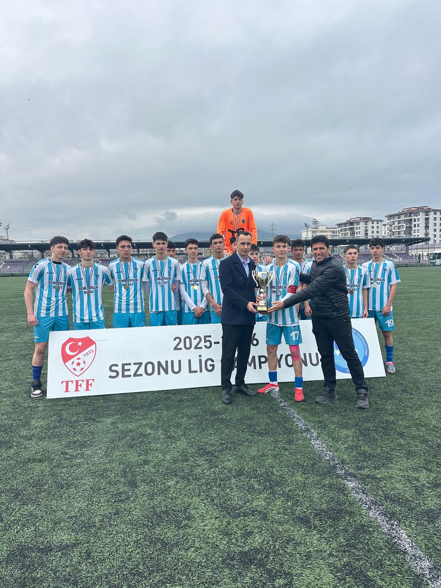 ⚽️2025–2026 Futbol Sezonu U18 Ligi Play-Off müsabakaları sonucunda Demirspor, gösterdiği üstün performansla il birincisi olmuştur. 👏🔥

Büyük bir mücadeleye sahne olan karşılaşmaların ardından şampiyon olan Demirspor’a kupa ve madalyaları düzenlenen törenle takdim edildi. 🏅🏆