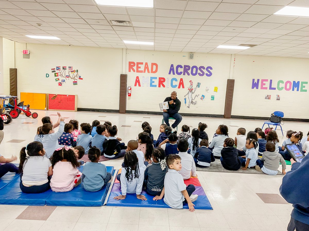 TheLeaguersInc1's tweet photo. Donald Shaw, Mayor of the Borough of Roselle, New Jersey, joined our students at 1111 Chandler Ave to read a book during Read Across America Month! Inspiring young readers and celebrating the power of literacy. #ReadAcrossAmerica https://t.co/iYbs6YXeBe