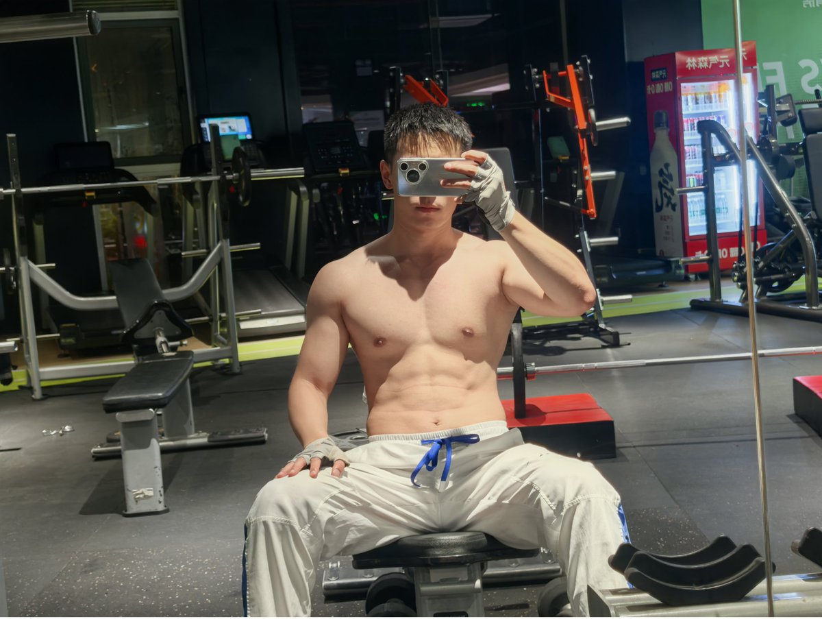 说话小声点 tweet media