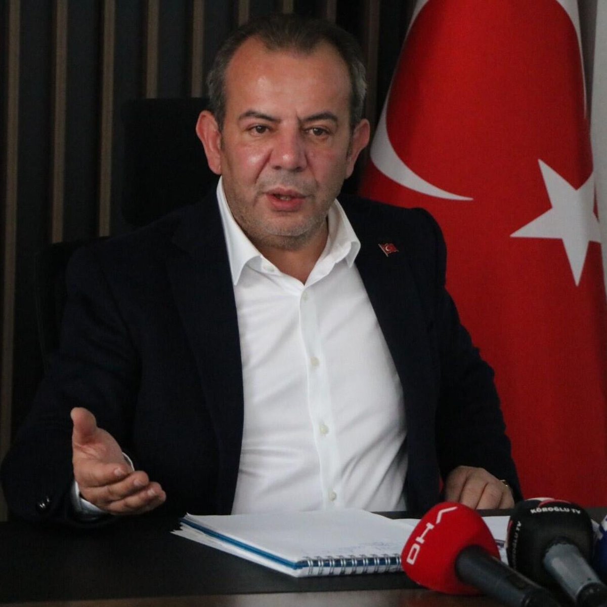 Yeniçağ Yazarı Berna Can: 

“Tanju Özcan için Ankara’da devreye girmeyen kalmamış.

Milliyetçi camianın gözbebeği Özcan için duyumum o ki MHP’li eski isimlerin de ricacı olduğu yönünde.

Tanju Özcan yakında ilk tutuksuz yargılanan belediye başkanı olursa şaşırmayın.”