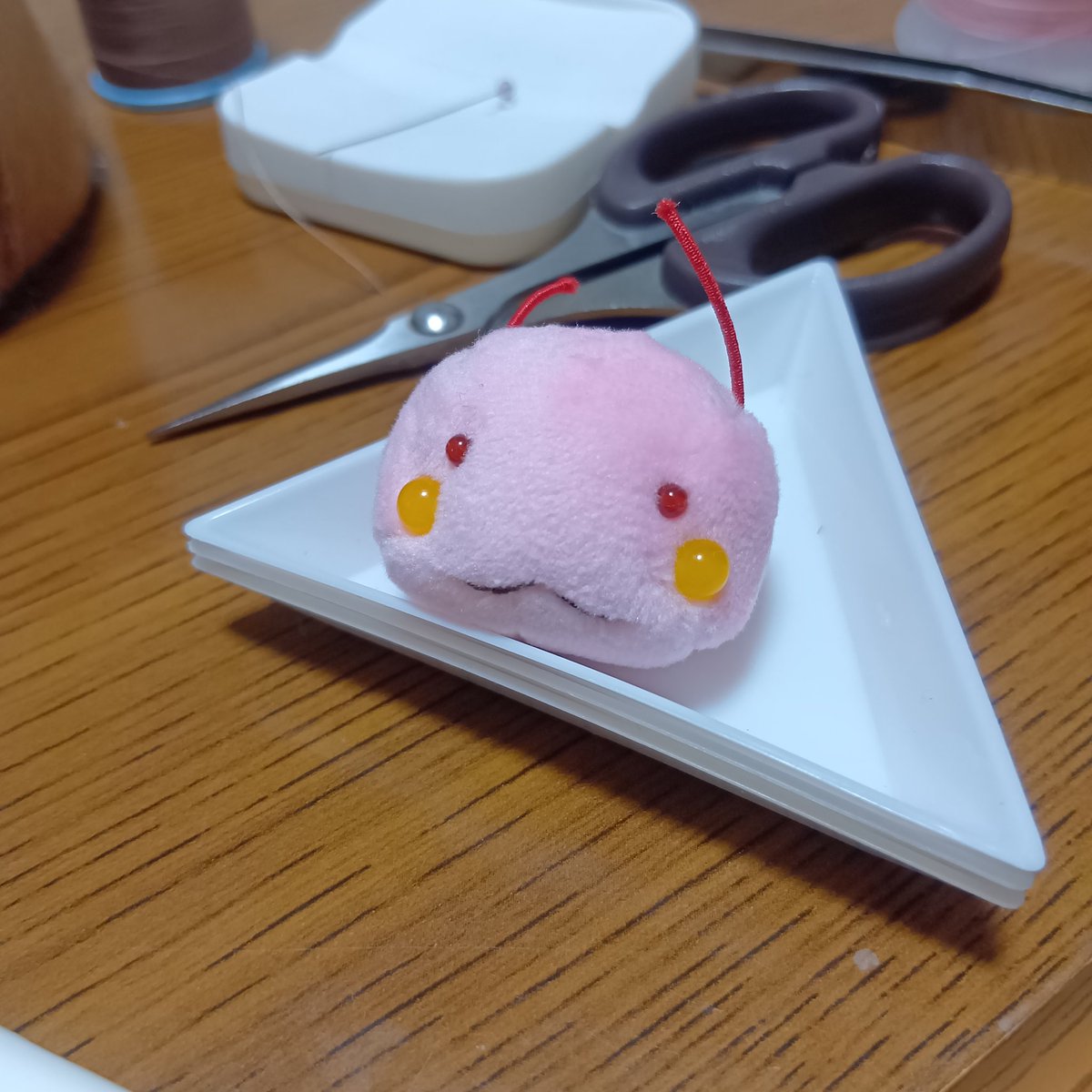 これは塗り絵やってもらったやつ
まろ眉は私の今の技術ではどうにもならなかったから複眼にさせてもらったんだけど
黄色の目の方をほっぺだと思って見てみるとすごく
すごい
楽しい