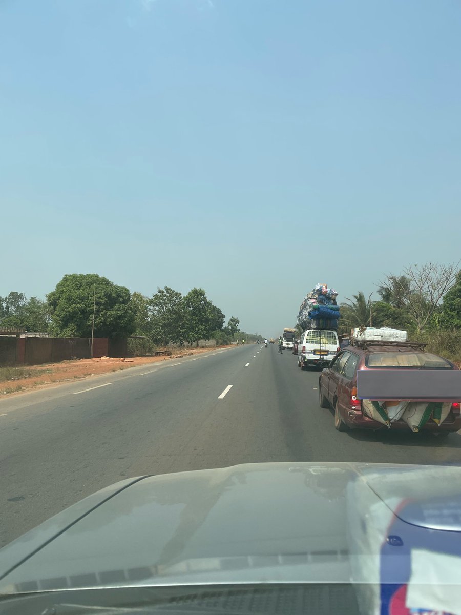 elzogbea's tweet photo. Bonjour M. le Ministre @CBMadjoulba,
les agents de la DSR ne nous mettent pas en confiance sur nos routes.

Ils laissent circuler des véhicules surchargés (marchandises et passagers), parfois sans triangles, sans extincteurs, et même sans visite technique valable.

Thread👇🏿 https://t.co/uUkLWkI5xz