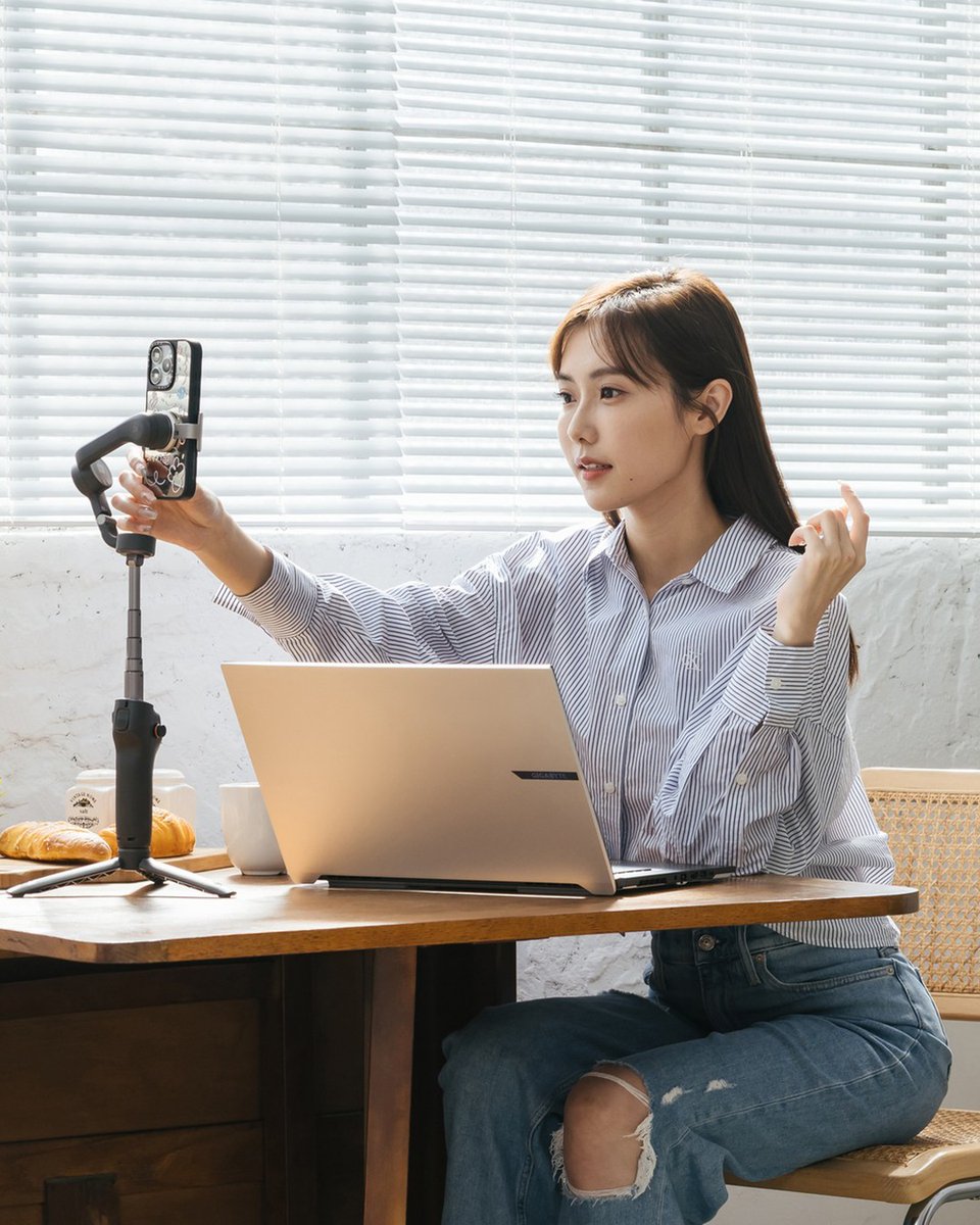 GIGABYTE_DE's tweet image. GIGABYTE AORUS AERO GiMATE AI TOP GAMING POWER 😎

GIGABYTE AERO X16 Notebook

Dank an 💘🛠📸🎥💻: @ aorus.nordic

#GIGABYTE #AORUS #pc #pcgaming #aripc #gaming #streamer