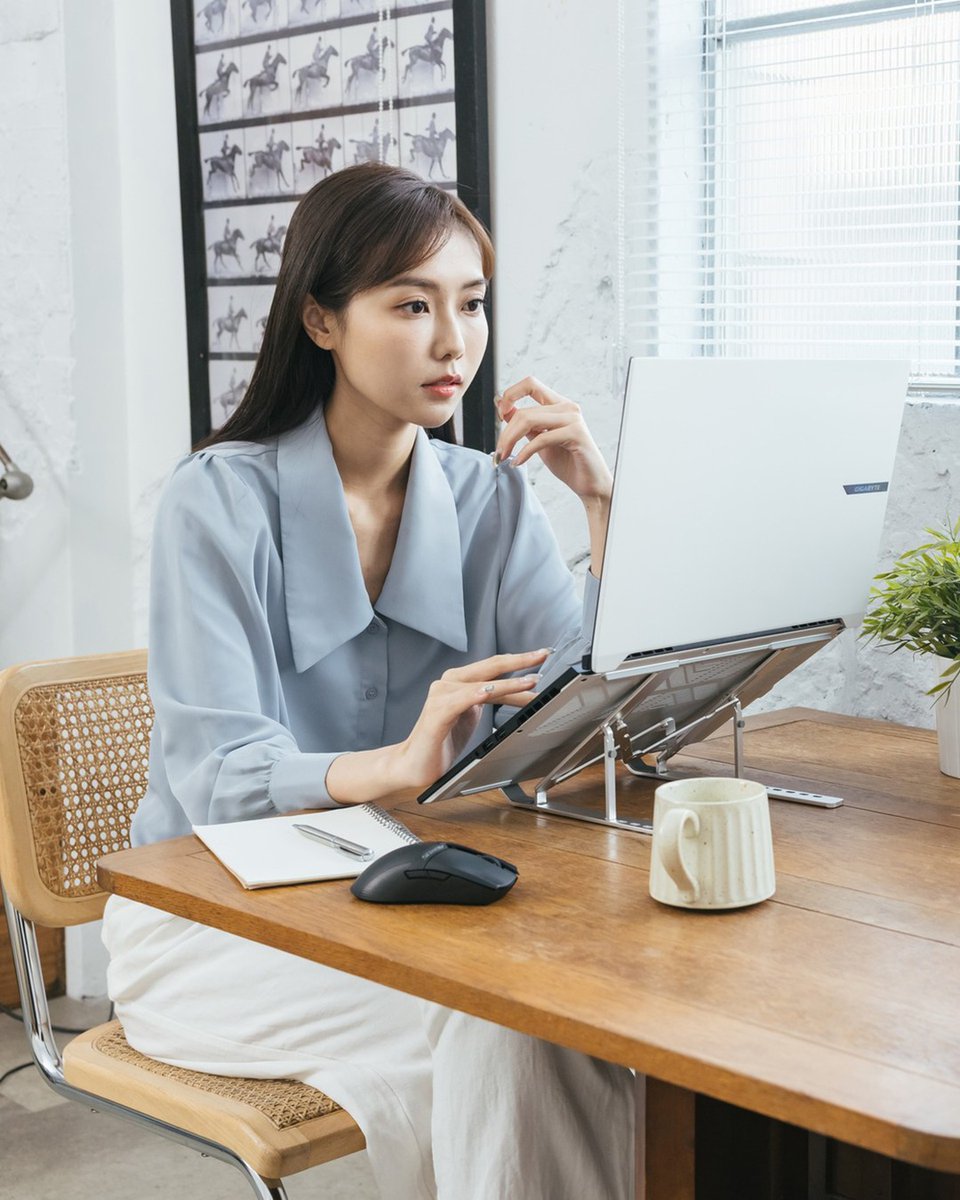 GIGABYTE_DE's tweet image. GIGABYTE AORUS AERO GiMATE AI TOP GAMING POWER 😎

GIGABYTE AERO X16 Notebook

Dank an 💘🛠📸🎥💻: @ aorus.nordic

#GIGABYTE #AORUS #pc #pcgaming #aripc #gaming #streamer