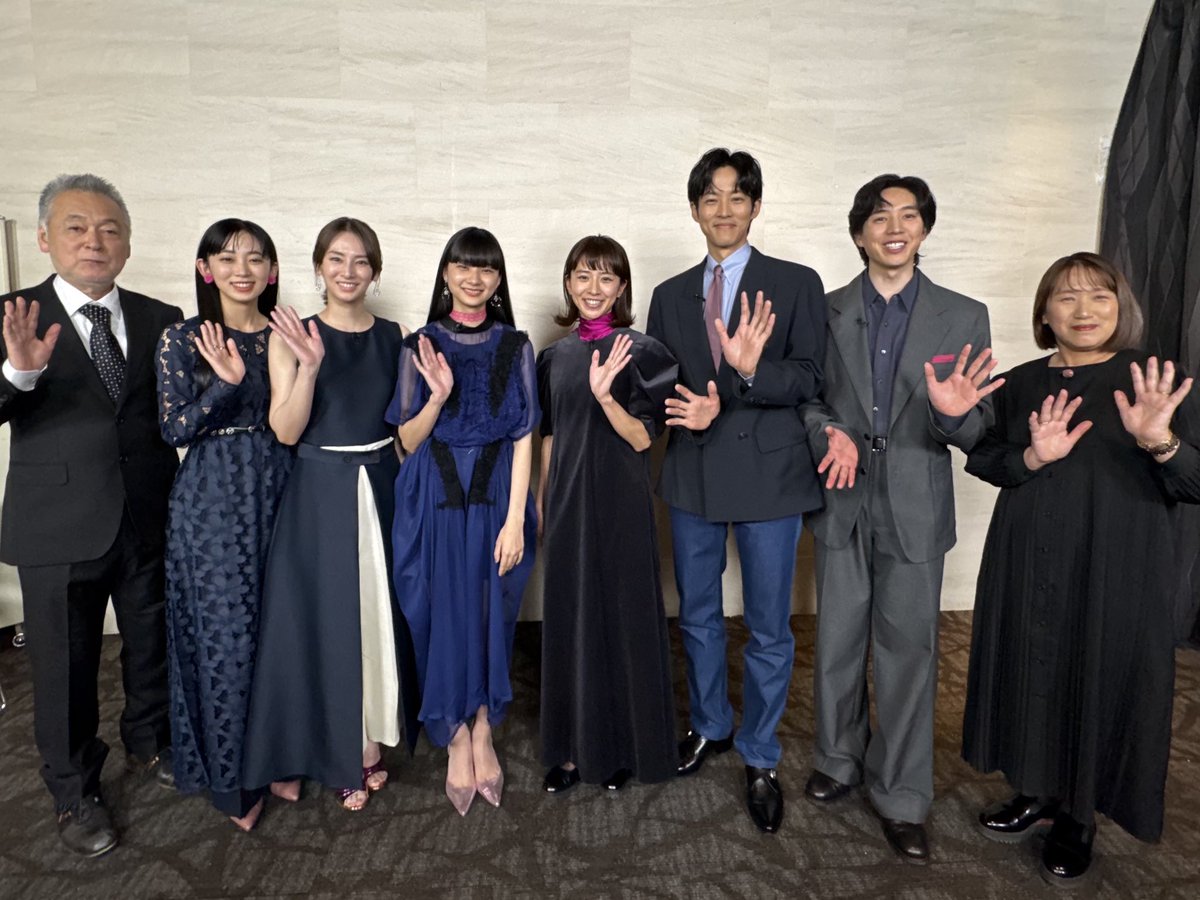 eiga_mirai's tweet photo. #映画未来 完成披露上映会に
ご来場いただきありがとうございました🌈

本編上映後には、
黒島結菜さん、山﨑七海さん、坂東龍汰さん、
近藤華さん、松坂桃李さん、北川景子さん、
瀬々敬久監督、原作の湊かなえさん
による舞台挨拶も行われました🎤

映画『未来』は5月8日(金)より公開です https://t.co/WlyVpzajUx
