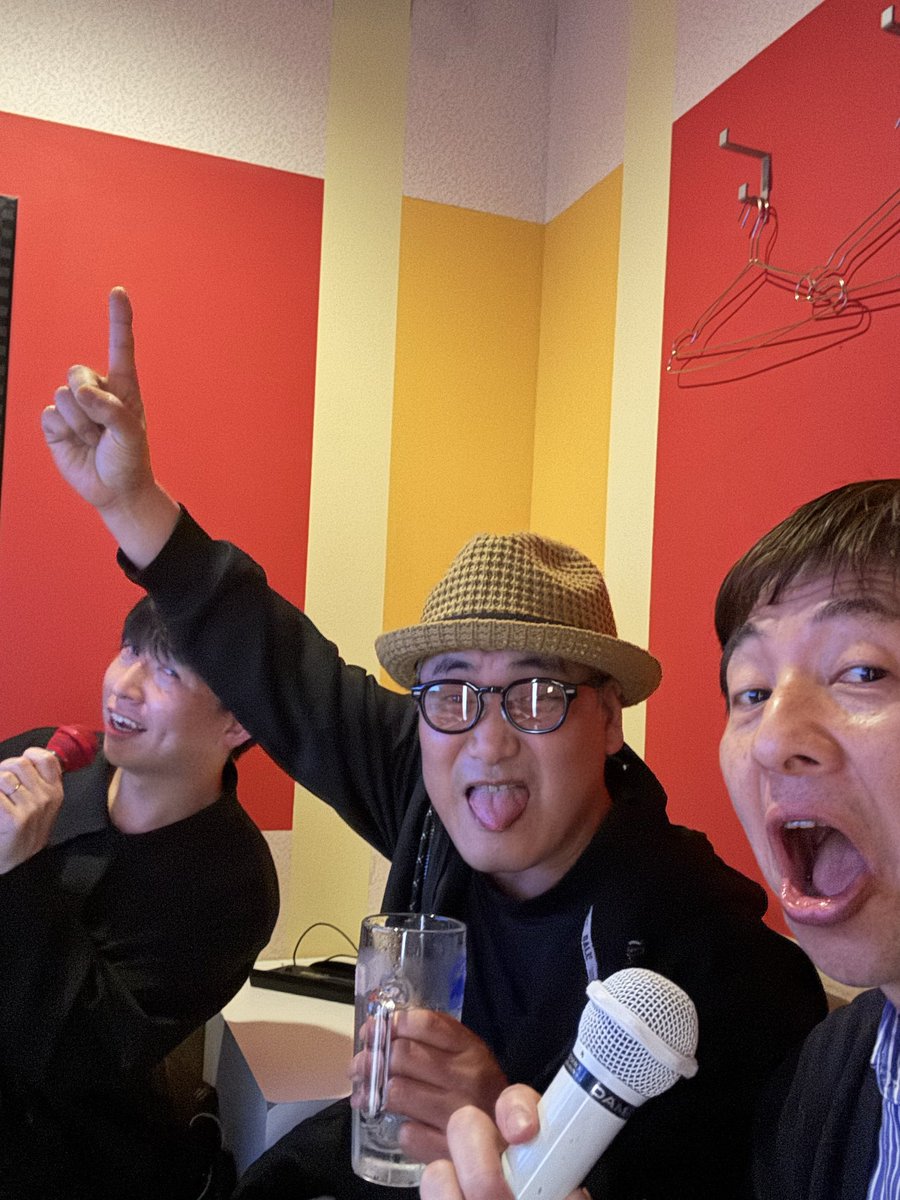 今日は年に一度のマンガの担任と音響講師と三人飲み🙋‍♂️
今年度は俺ひとりでイベントでしたが、2026度は、またトリオで作品に携わりたい😆
しゃぶしゃぶ食った後、カラオケでライラック熱唱‼️
