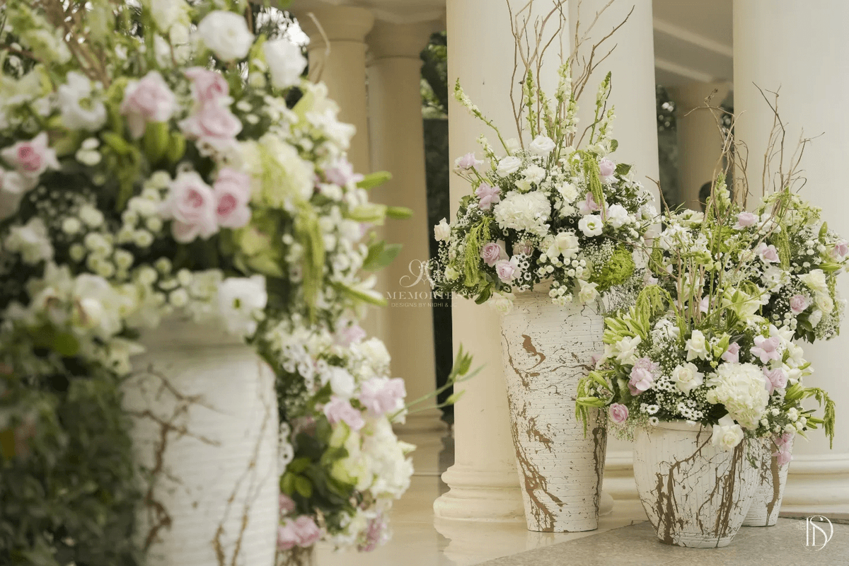 TheDecorShot's tweet photo. A decor story built with whites, blush florals, and lush greens, bringing softness and elegance to the celebration. Thoughtful arrangements and earthy textures added a calm, romantic charm that beautifully framed every moment. https://t.co/bjJkbqabOz