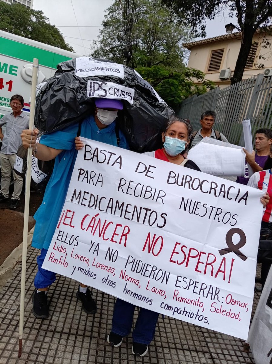 🗣️Pacientes oncológicos y familiares se movilizan por falta de insumos y medicamentos.

 👉🏽Asociaciones de pacientes oncológicos y enfermedades raras protestan esta mañana frente al <a href="/msaludpy/">Ministerio de Salud</a> , exigiendo, insumos y medicinas que el gobierno no les garantiza.

📸 Liz Cáceres.