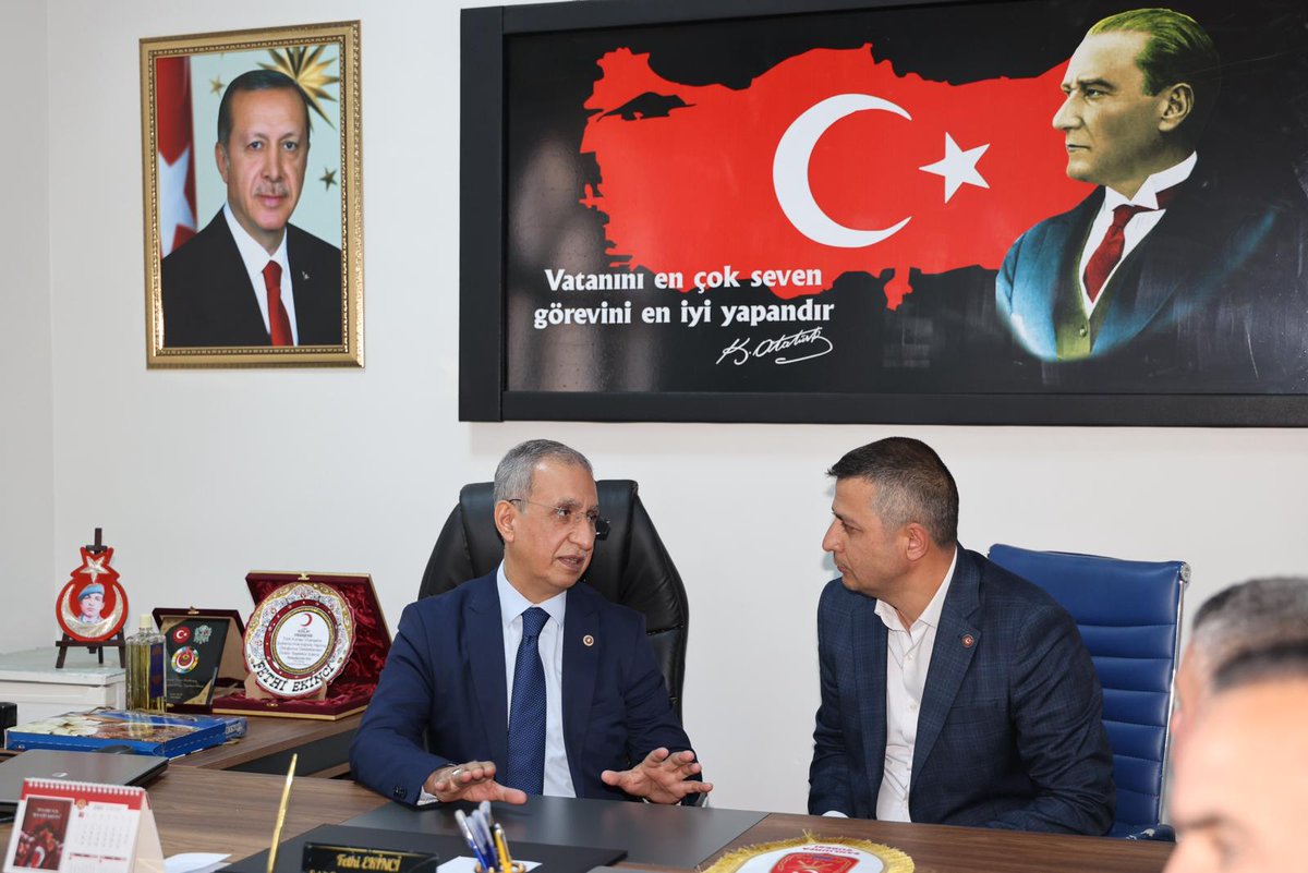 ProfDrDusak's tweet photo. AK Parti Viranşehir İlçe Başkanımız Lütfi Bağcı ile birlikte, Viranşehir Şehit Gazi ve Terör Mağdurları Dernek Başkanı Fethi Ekinci ve kıymetli yönetimini ziyaret ettik.

Şehitlerimizin aziz hatırasını yaşatmak, gazilerimizin emanetine sahip çıkmak hepimizin ortak sorumluluğudur. Bu anlamlı çalışmaları dolayısıyla Dernek Başkanımıza ve yönetimine teşekkür ediyor, misafirperverlikleri için şükranlarımı sunuyorum.

#RamazandaŞanlıurfa
#MilletimizleNiyetimizBir

@RTErdogan @Akparti @bybekirbozdag @abuyukgumus @milhamigunbegi @akpartiurfa @lutfibagci @SongulBurun @sinanozdm1r63 @akpartivsehir @viransehirakpar @AkgncViransehir