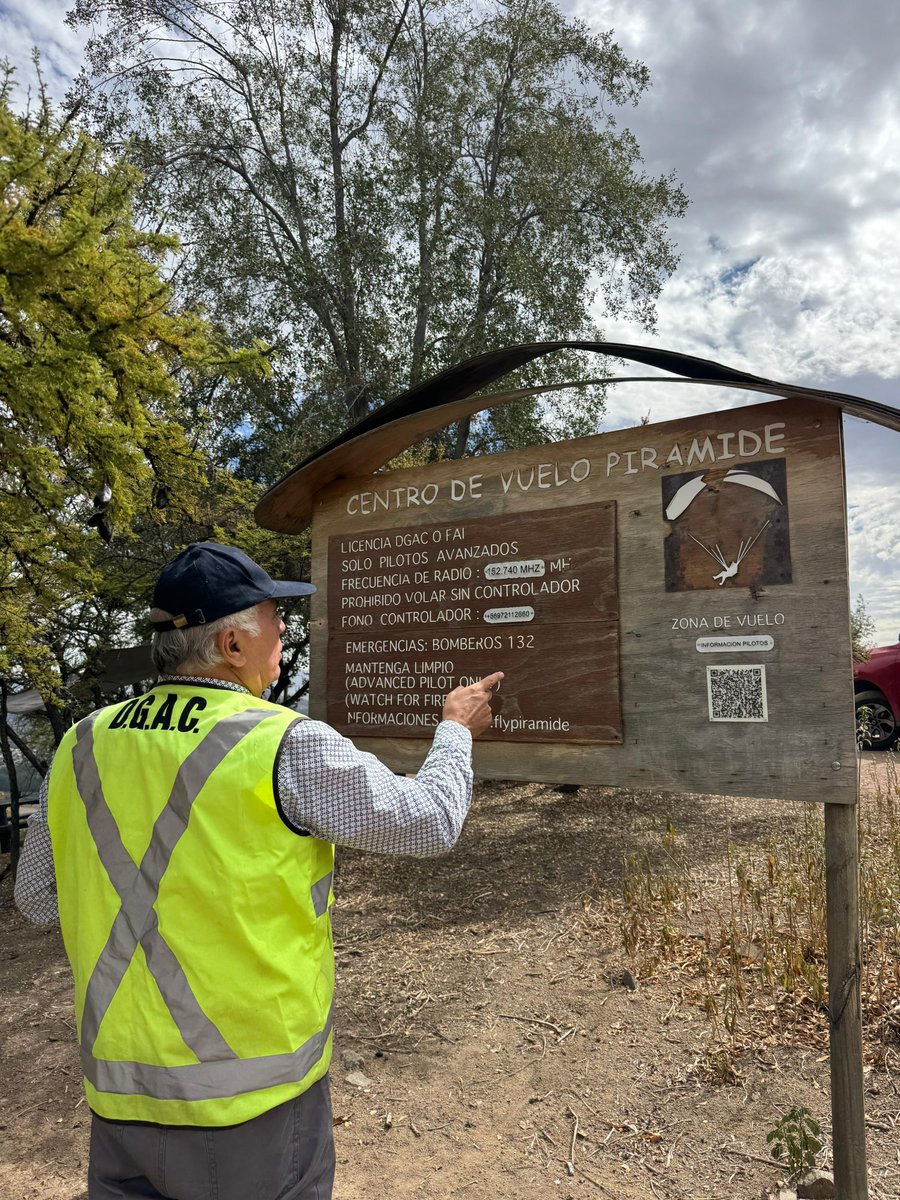 DGACChile's tweet image. 📢¡Vuela seguro! 
Inspector de la @DGACChile en fiscalización al Centro de Vuelo Fly Pirámide en #Santiago 🇨🇱
@Sernatur #recorrechile #fly #Aeronáutica