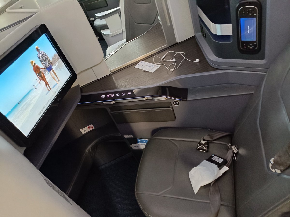 Me empiezo a malacostumbrar a la zona business del avión (hasta ahira he tenido suerte y me están tocando todos los upgrades gratis por lo que he viajado ya) que cuando vuelva a turista me va a costar xD