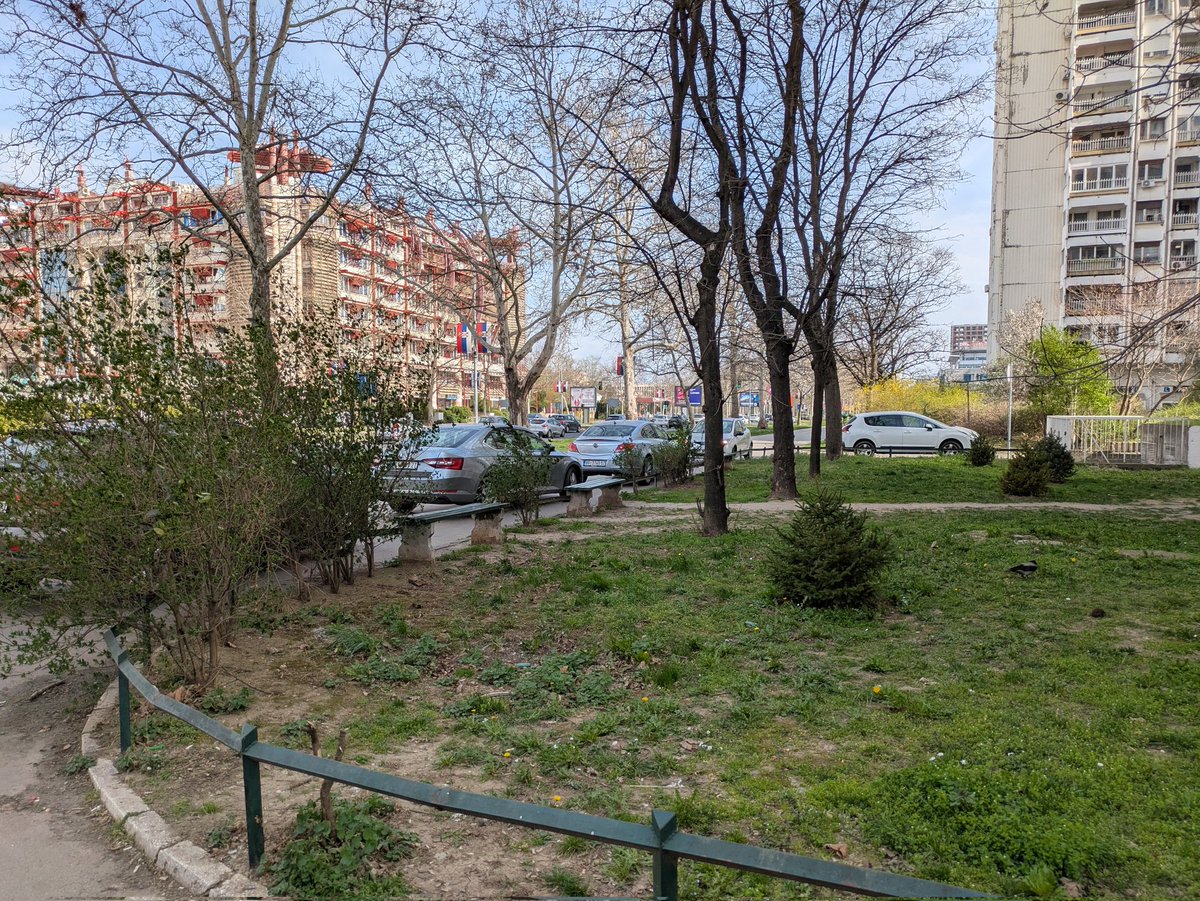 PozuriPolako69's tweet photo. @prijavi_problem Svaki dan imamo niz vozila parkiran na trotoaru ispred zgrade Bulevar Mihajla Pupina 145, kao i ispred zgrade 143 na Novom Beogradu. Na trotoaru se vozi kao da nije trotoar, vec prava ulica, a Saobraćajne i Komunalne policije nema da takvo ponasanje kazni! https://t.co/E2pPIH9coT