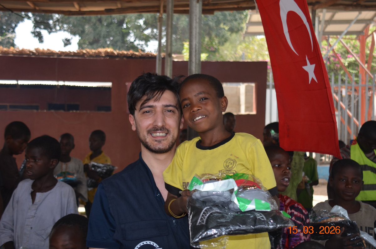 emineztrk_'s tweet photo. Bu fotoğraflara bakınca insanın içi açılıyor. Uzak bir coğrafyada bu kadar ışık yakmak.. Gerçek anlamda 'yetim'in gülüşünü elinde tutmak bu olsa gerek... https://t.co/Zn3AtEQhQh