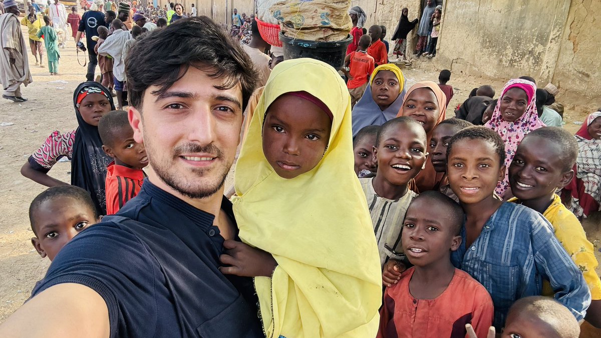 emineztrk_'s tweet photo. Bu fotoğraflara bakınca insanın içi açılıyor. Uzak bir coğrafyada bu kadar ışık yakmak.. Gerçek anlamda 'yetim'in gülüşünü elinde tutmak bu olsa gerek... https://t.co/Zn3AtEQhQh