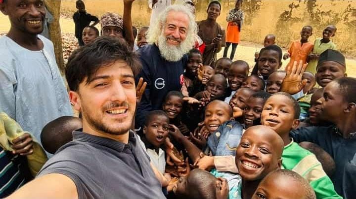emineztrk_'s tweet photo. Bu fotoğraflara bakınca insanın içi açılıyor. Uzak bir coğrafyada bu kadar ışık yakmak.. Gerçek anlamda 'yetim'in gülüşünü elinde tutmak bu olsa gerek... https://t.co/Zn3AtEQhQh
