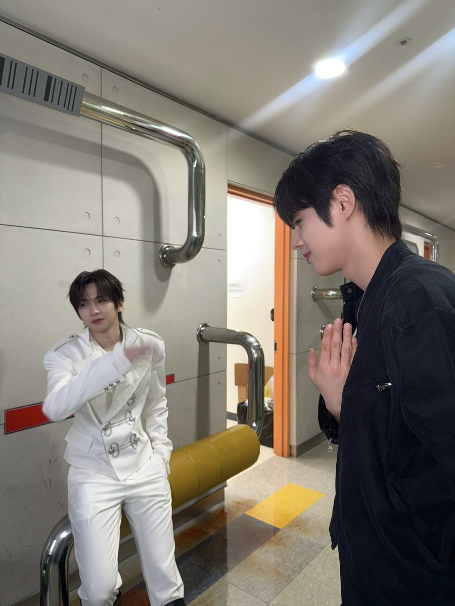82MAJOR_231011's tweet photo. 최악의 매니저
                                          까다롭네...
최고의 동료
                                       짐은 되지 말자!
근데 이제 필요 없어요
(같이 있어서 안외롭네)
                                     말풍선 바꼈어요 https://t.co/FS8yZrnAaJ
