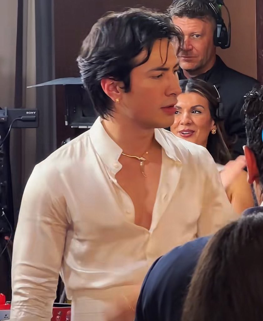 who would've known that he was struggling while these iconic it boy pictures were beng taken