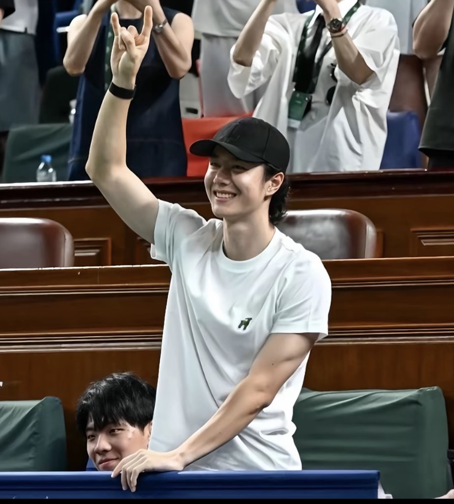 Nanpaphat11's tweet photo. ละดูหุ่นพ่อหนุ่มนักปีนผา https://t.co/v33jJ0NBSk