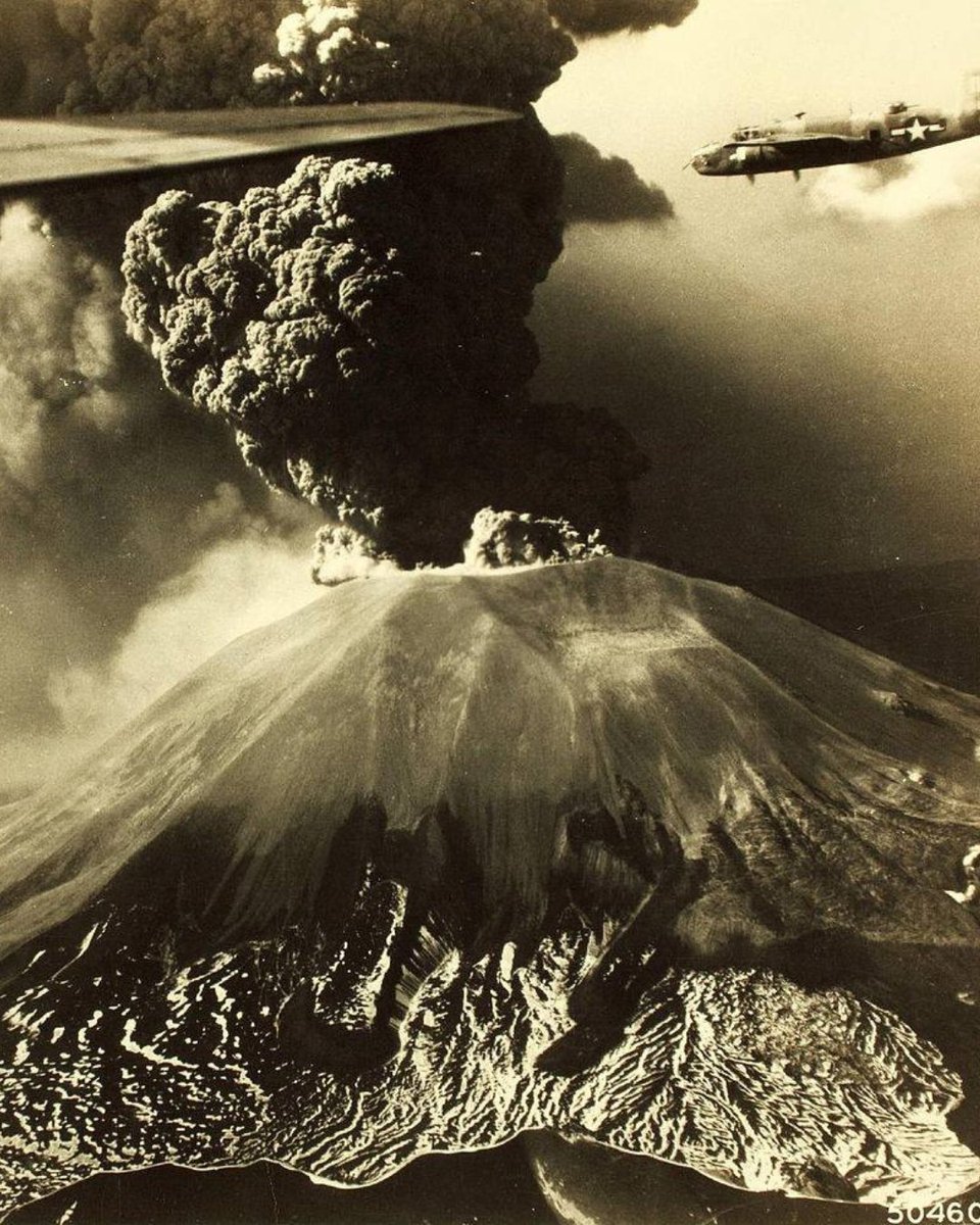 HistoryMattersX's tweet photo. @DPCgov 🌋 #18March 1944, during #WWII, the last eruption of #Vesuvius began and lasted until early April.

The event was documented with 📸 and 🎞️ by the Anglo-American army, but it is to Giuseppe Imbò, then Director of the Vesuvius Observatory, we owe the invaluable scientific work. https://t.co/hZezmZUlYN
