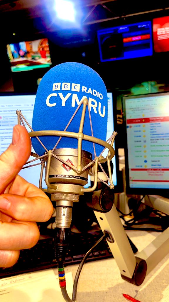 RealShanCothi's tweet photo. Wedi mwynhau cwmni’r delynores Eluned Henry ar Bore Cothi @BBCRadioCymru a diolch am ddod mewn i’r stiwdio gyda Caroline o’r Ddeuawd newydd AURELIA! Llongyfarchiadau ar yr holl rwyt wedi cyflawni ym myd y delyn er y nam ar y clyw ers yn blentyn⭐️Cyfweliad 1af Eluned ar y radio!👌 https://t.co/2mWJMgxKS8