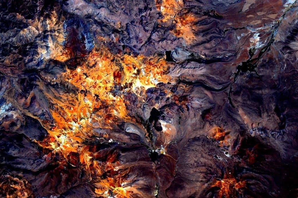 konstructivizm's tweet photo. Landscapes of South America as photographed by Scott Kelly from the ISS https://t.co/Qc0p1Oj2nY