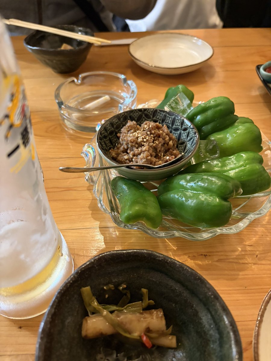 LAST_ANGEL_K's tweet photo. 今日はうちの店長と来月から一緒に仕事する店長と、後輩くんと四人で飲み🍺
ピーマン🫑美味い😋
#taitai https://t.co/CUH2RdEWmy