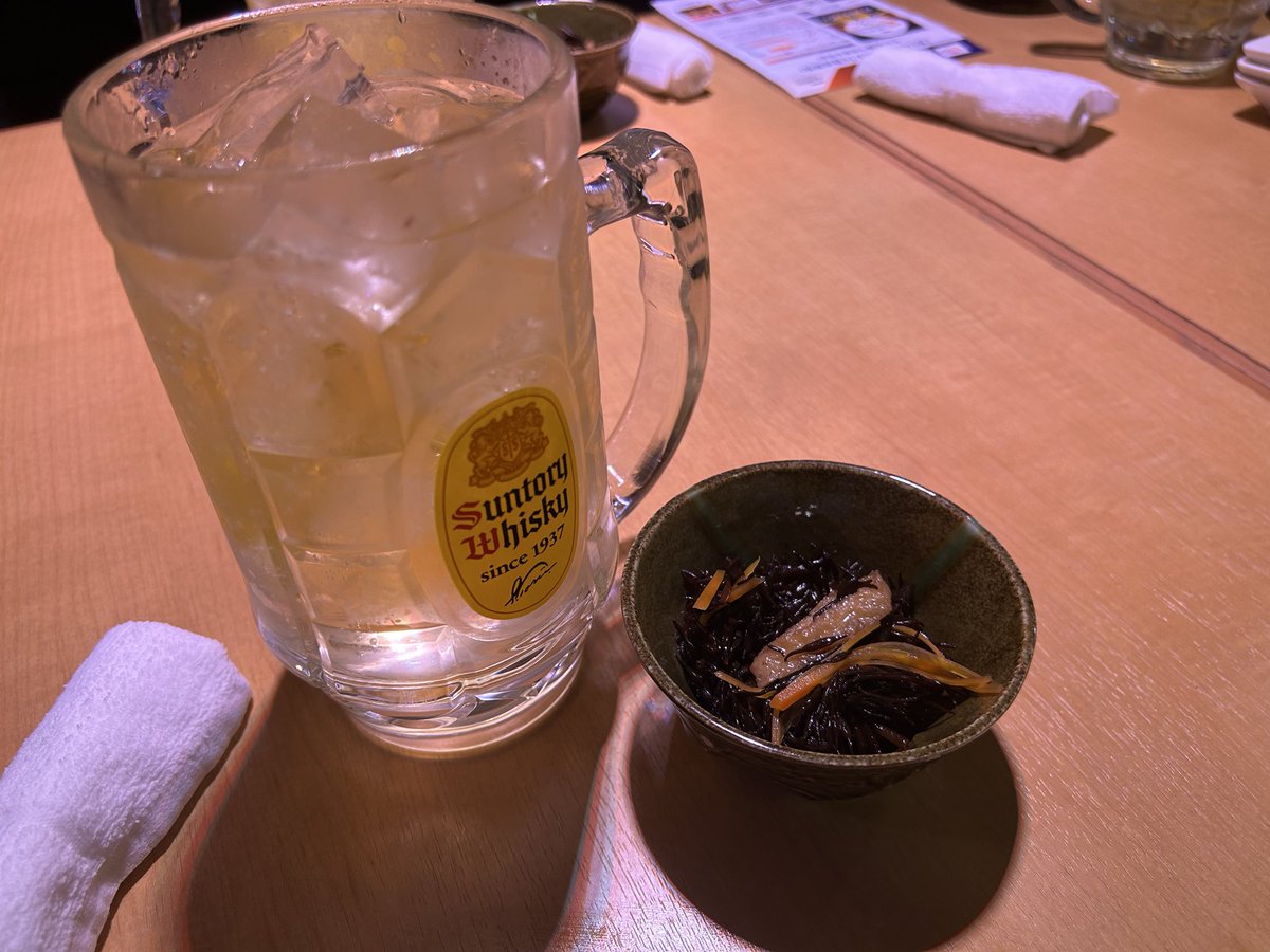 Chan_Sakehiro's tweet photo. 仕事終わって野郎3人で初呑みしてます😊
初めての訪問のお店です！
いやぁ美味しいですね🤤
メガ角ハイボールもちょうどいい割り合いです☺️
今日は何時に帰れるのかな。。。 https://t.co/dfR5vA3zoj