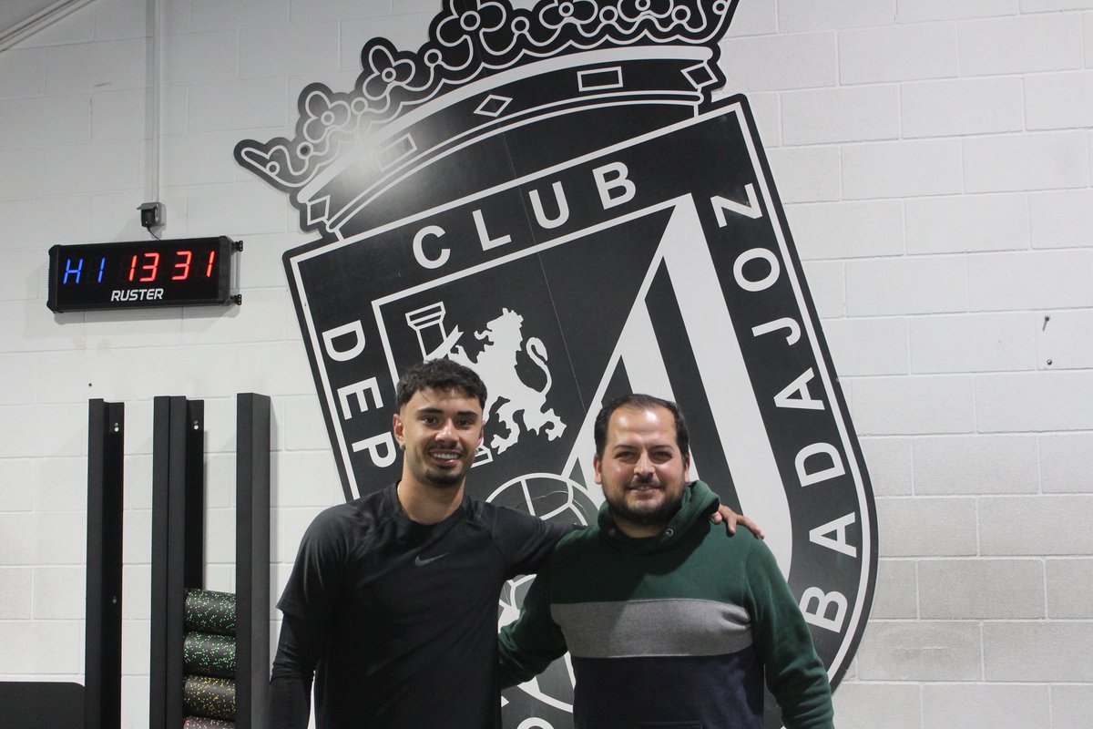 CDBadajoz's tweet photo. El delantero pacense Israel Salazar continúa con su proceso de recuperación de la lesión

El jugador del Estoril Praia trabaja junto al preparador físico Sergio Romero, aprovechando nuestras instalaciones para seguir avanzando en su puesta a punto 

Desde el CD Badajoz le deseamos una pronta recuperación y mucho éxito en su regreso a los terrenos de juego 💪⚽